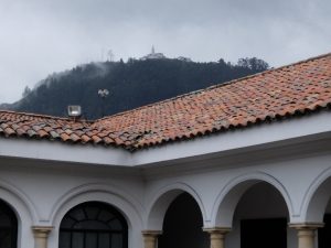 Blick aus dem Botero Museum auf Bogotás Hausberg Monserrate